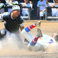 ６回表花咲徳栄１死三塁、投ゴロを処理した投手畠山がグラブトスで三走を本塁タッチアウト。捕手吉岡