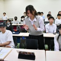 ズームを使って自己紹介する生徒（前列中央）

