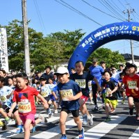 発酵の魅力満喫　２３７４人が参加　神崎でマラソン大会　給水所で甘酒参加者に藍染めＴシャツ