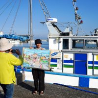 大原写生会でその日に描いた作品を披露する参加者ら＝いすみ市