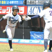５回裏東京学館浦安２死満塁、志村が押し出し四球を選び、三走北原（左）が生還して関川と喜びのタッチをする