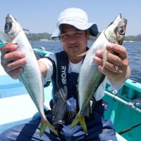 保田沖で釣り上げた大アジ（写真は「村井丸」提供）