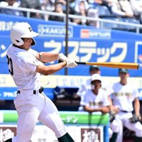 山梨学院―専大松戸　２回裏専大松戸２死二塁、吉田が右前に先制打を放つ＝ＺＯＺＯマリン