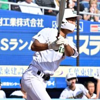 山梨学院―専大松戸　９回裏専大松戸１死二塁、代打常田が右越えに２ランを放つ＝ＺＯＺＯマリン