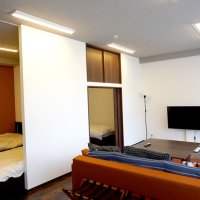 校舎をリノベーションした施設の宿泊室の一例
