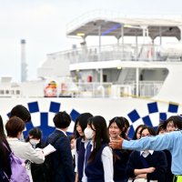最後の「船の旅」を満喫し、下船した生徒たち。＝１４日、千葉市中央区