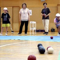 上手なプレーに歓声　高齢者と児童がボッチャ　茂原