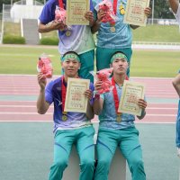 男子４００メートルリレーで優勝した市船橋の選手ら＝県総合ＳＣ