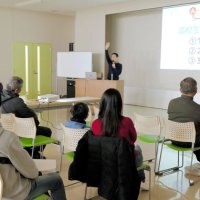 第３回では、子どもの不登校や生きづらさについて保護者やフリースクール関係者が経験談を話した＝３月、成田市
