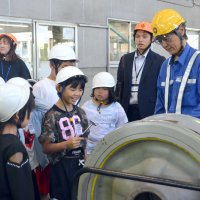 酒々井小児童、驚きと笑顔　安全運行の裏側、興味津々　郷土の交通学ぶ　京成電鉄宗吾車両基地見学　