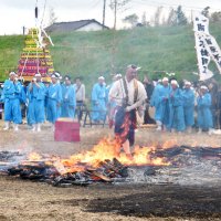 ７５年以上続く火渡り修行　神崎・河川敷祭