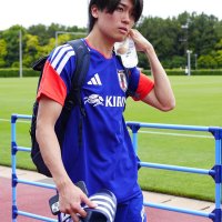 サッカーＷ杯北中米３カ国大会に向けた合宿初日の練習を終え、引き揚げる中村敬斗＝千葉市内（共同）