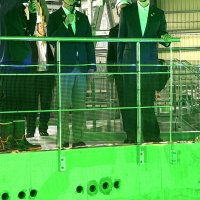 サーモン陸上養殖施設を視察する鈴木農水大臣（左から２人目）＝２５日、富津市
