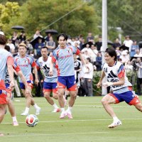 サッカーの日本代表がＷ杯北中米３カ国大会に向けた合宿を開始し、調整する中村敬斗（右端、我孫子市出身）ら＝２５日、千葉市美浜区の高円宮記念ＪＦＡ夢フィールド（共同）