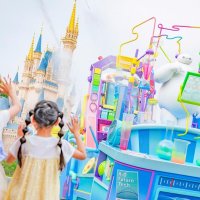 猛暑の下、観客に水を放つパレード「ベイマックスのミッション・クールダウン」（オリエンタルランド提供）
