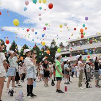 “蜂の巣校舎”ちなみハチの人文字　夢載せた風船も大空へ　船橋・法典東小創立６０周年
