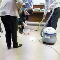 水漏れのあった市長室で片付けを進めていた照川市長ら＝２８日、勝浦市役所