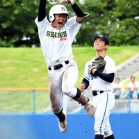 専大松戸―東京学館浦安　９回裏専大松戸１死満塁、サヨナラの２点適時打を放った苅部（左）が喜ぶ＝２日、千葉市の県総合スポーツセンター野球場