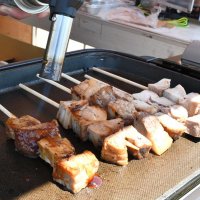 多古町のブランド豚「元気豚」を香ばしく焼いたチャーシュー串＝多古町