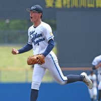 １回裏２死満塁のピンチを切り抜けてガッツポーズする東京学館浦安・玉川＝県総合ＳＣ