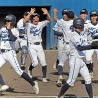 文星芸大付―東京学館浦安　逆転サヨナラ勝ちで喜ぶ東京学館浦安ナイン＝県総合ＳＣ