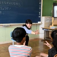 日本語指導が必要な児童２人（手前）にじゃんけんについて教える担当教諭＝５月１４日、富里市
