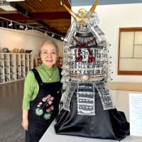 ペットボトルで千葉氏よろい　千葉市役所で１２日まで展示　美術家の鈴木淳子さん