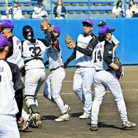 ２大会連続の優勝を決めた日本製鉄かずさマジックの選手たち＝３１日、千葉市の県総合スポーツセンター野球場
