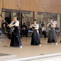 女子団体戦で優勝した成田＝県総合ＳＣ弓道場
