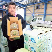 初出荷する飯岡メロンをＰＲする鈴木部会長＝１日、旭市の集出荷場
